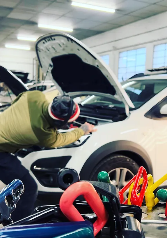 Professionelle Dellenreparatur ohne Lackieren Beulendoktor bei der lackschadenfreien Dellenentfernung an einem Fahrzeug